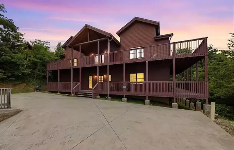 large 6 bedroom cabin in Gatlinburg