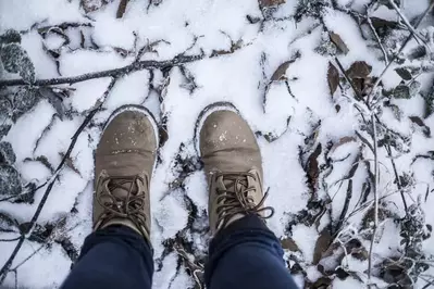 hiking-in-the-snow