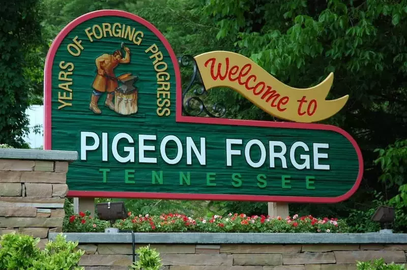 Sign welcoming visitors to Pigeon Forge TN