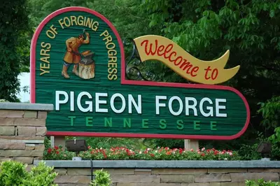 Sign welcoming visitors to Pigeon Forge TN